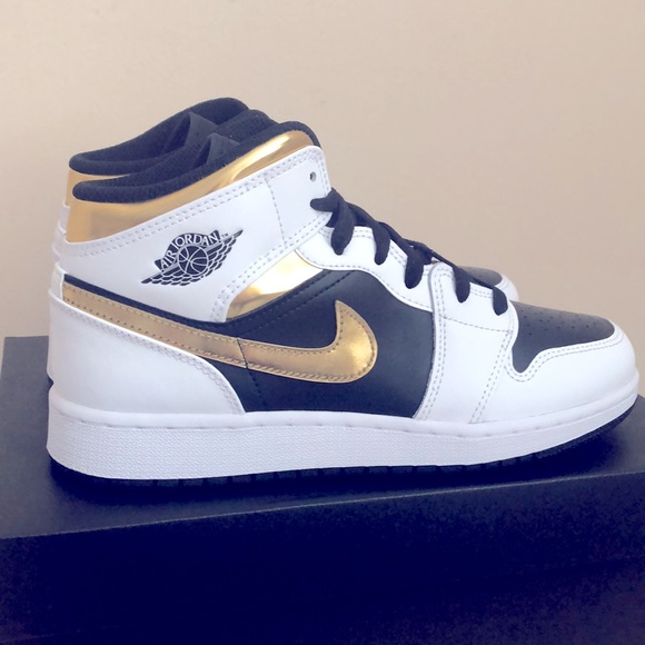🖤💛NIKE AIR JORDAN 1 MID GS SNEAKERS💛🖤 - Picture 2 of 11